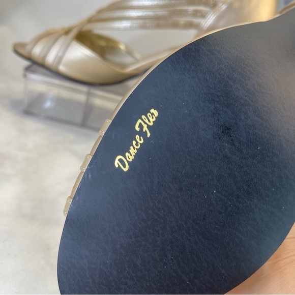 Easy Street Women's Oceana Pump, Gold Metallic, 9.5 Wide - Picture 7 of 14